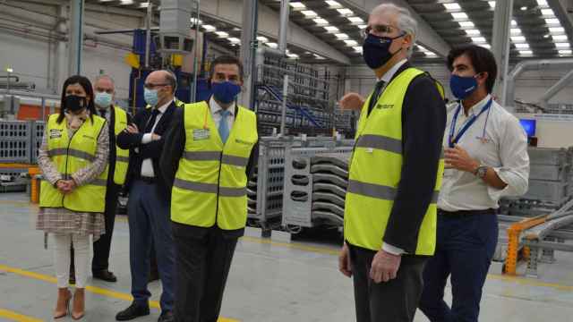 Francisco Conde, en una visita la fábrica de Benteler en Mos (Archivo).