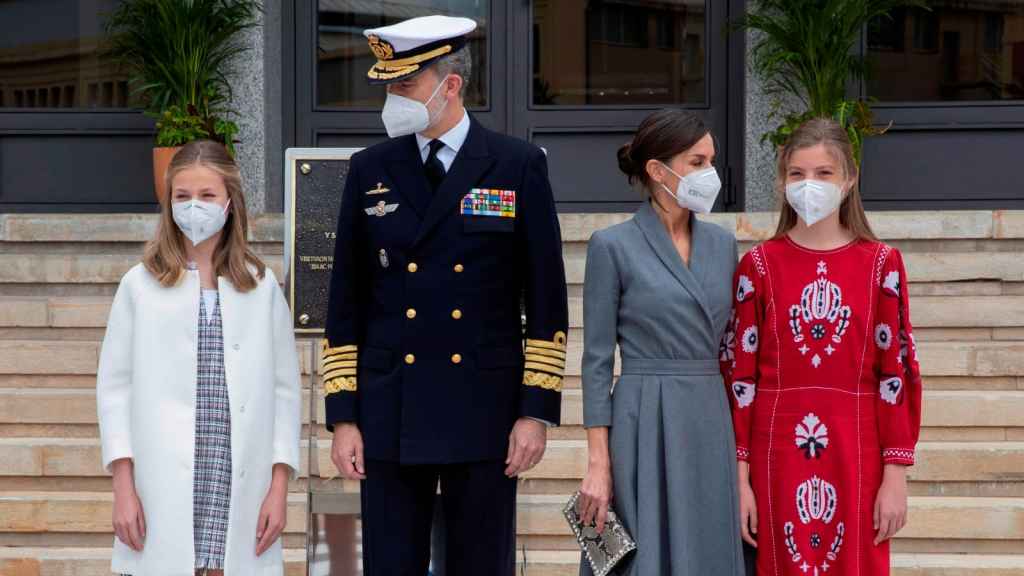 Leonor, junto a  Felipe VI; y Sofía junto a Letizia.