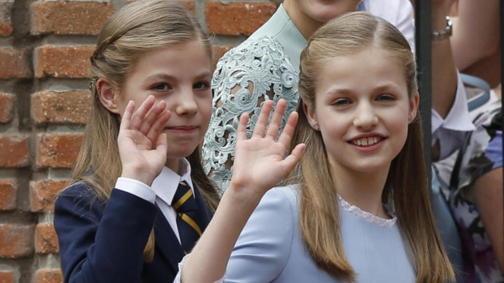 Las dos hermanas, Sofía y Leonor, a la entrada de la parroquia de la Asunción de Nuestra Señora