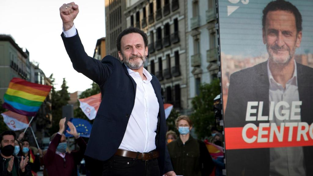 Bal, junto a un cartel de Ciudadanos.