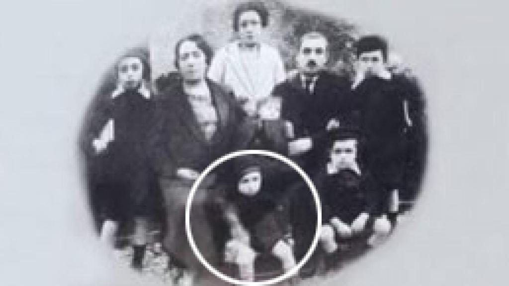 La madre de Albert Bourla, en un círculo, en una foto de familia (Archivo de Bourla)