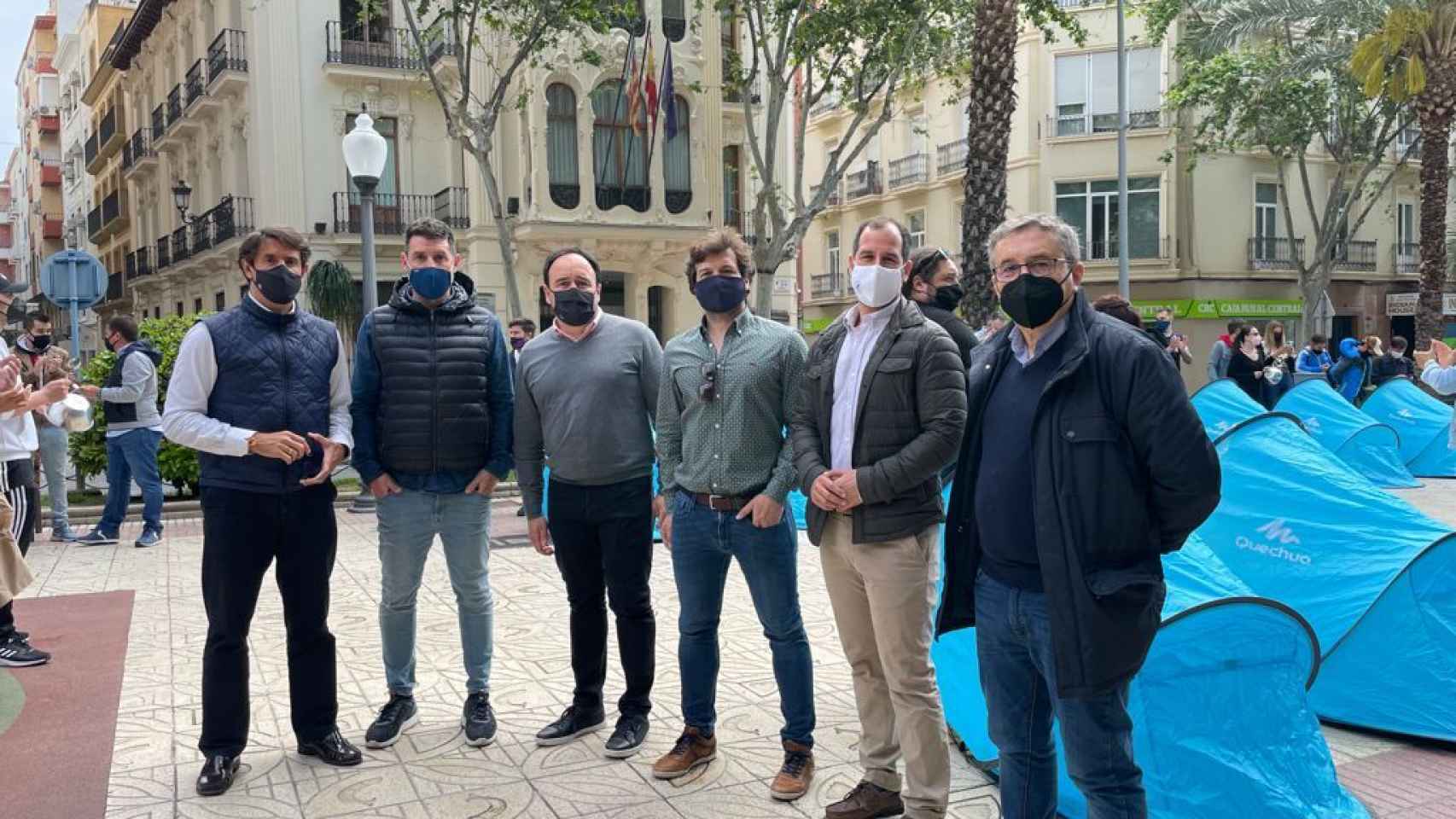 Miembros del PP de Alicante, en la acampada del sector del ocio frente a la Subdelegación del Gobierno.