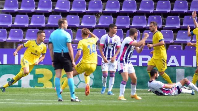 Los jugadores del Cádiz celebran el gol ante el Valladolid