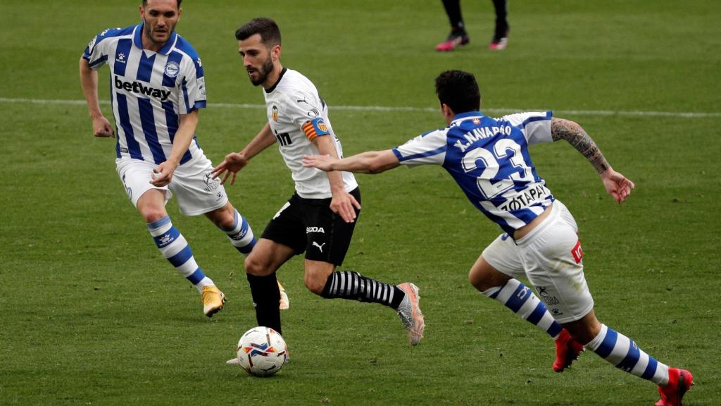 Gayá en una acción durante el partido Valencia - Alavés