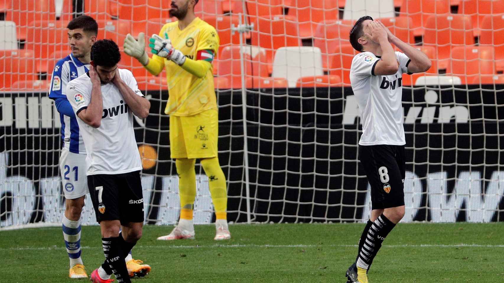 Los jugadores del Valencia lamentan una ocasión perdida