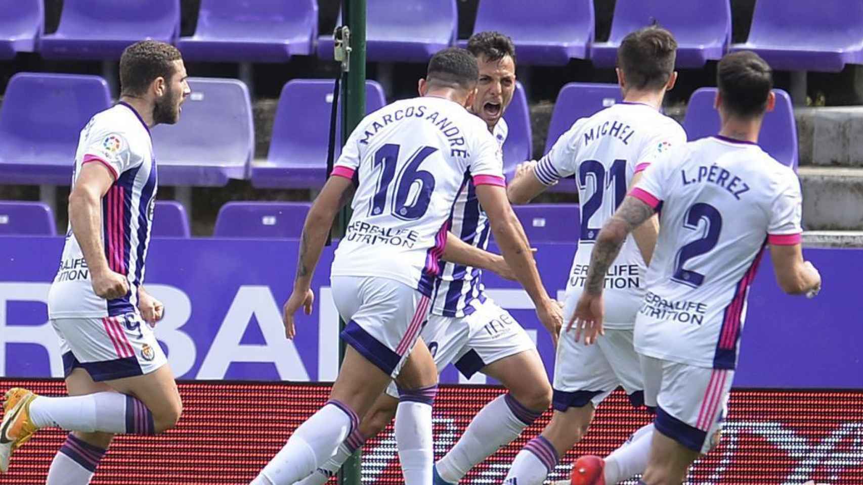 Los jugadores del Valladolid celebran el gol de Óscar Plano