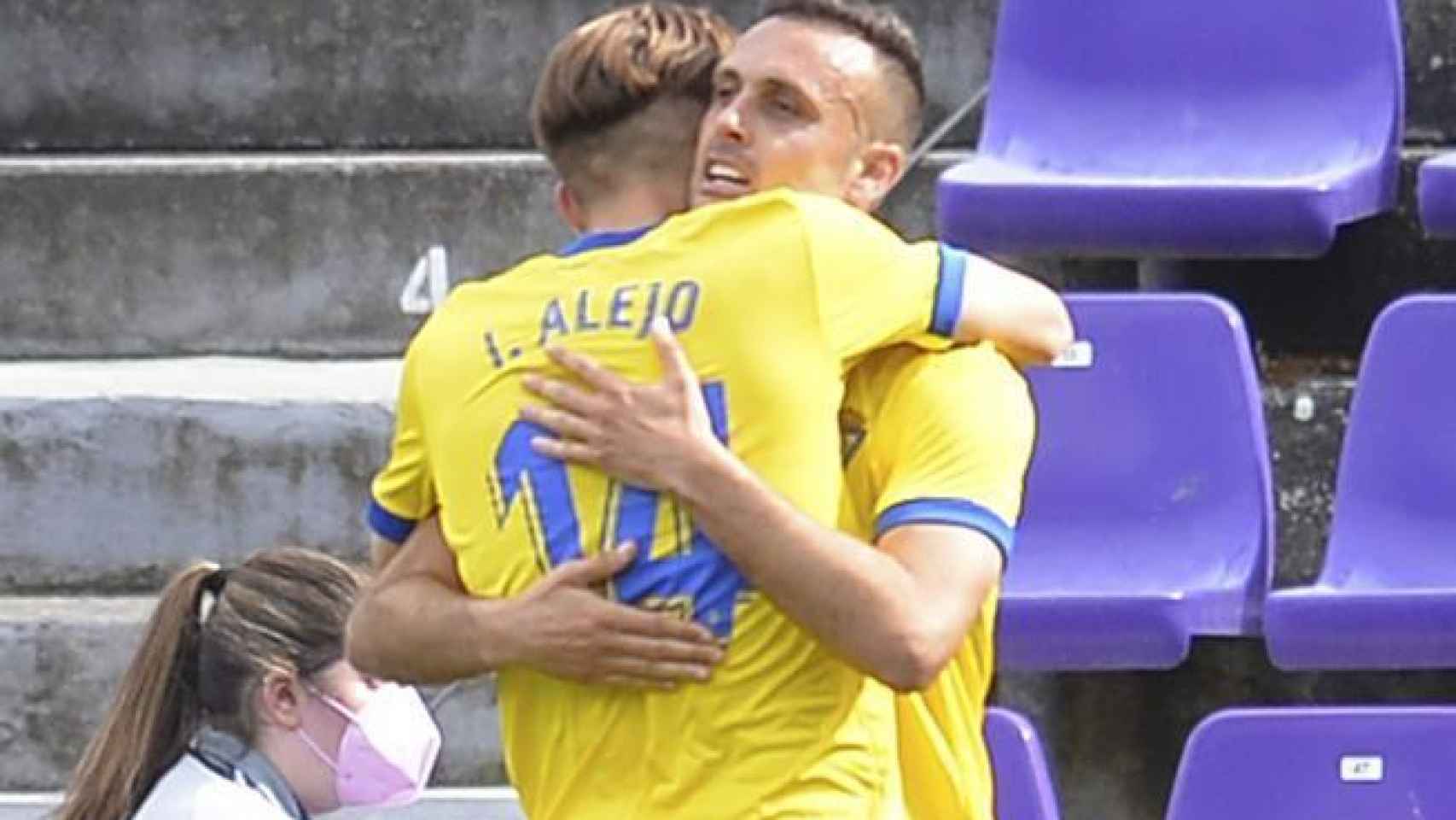 Alejo felicita a Cala por su gol con el Cádiz en Pucela