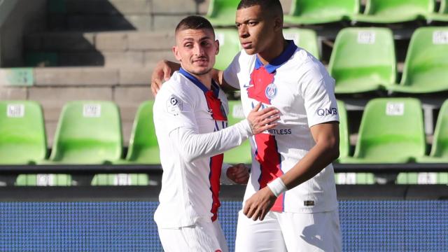 Marco Verratti felicita a Kylian Mbappé por su gol