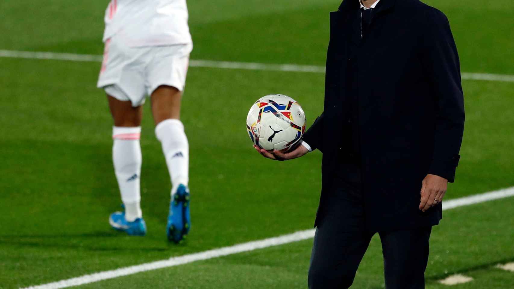 Zinedine Zidane recoge el balón tras haber salido por la banda