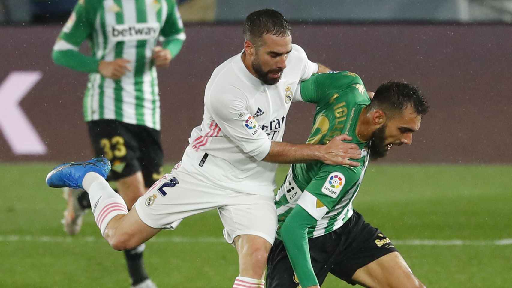 Dani Carvajal disputa un balón con Borja Iglesias