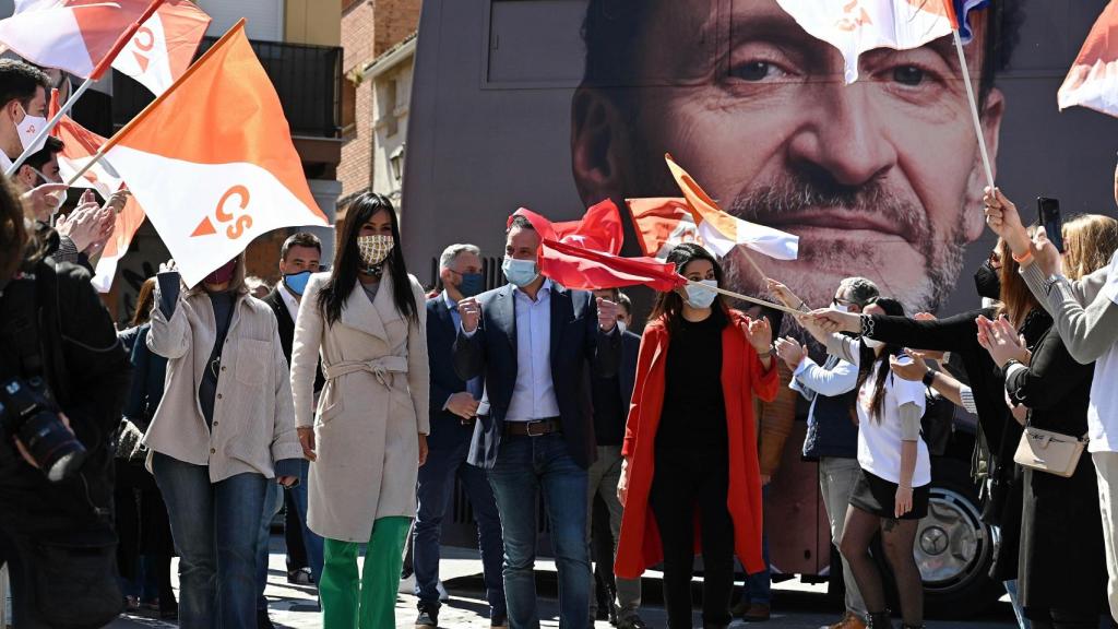 Bal, flanqueado por Arrimadas y Villacís, en un acto de campaña.