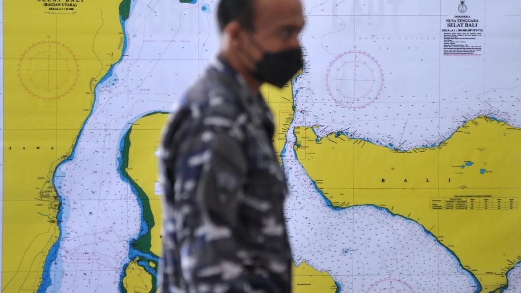 Un miembro de la armada indonesia ante un mapa de búsqueda del submarino.