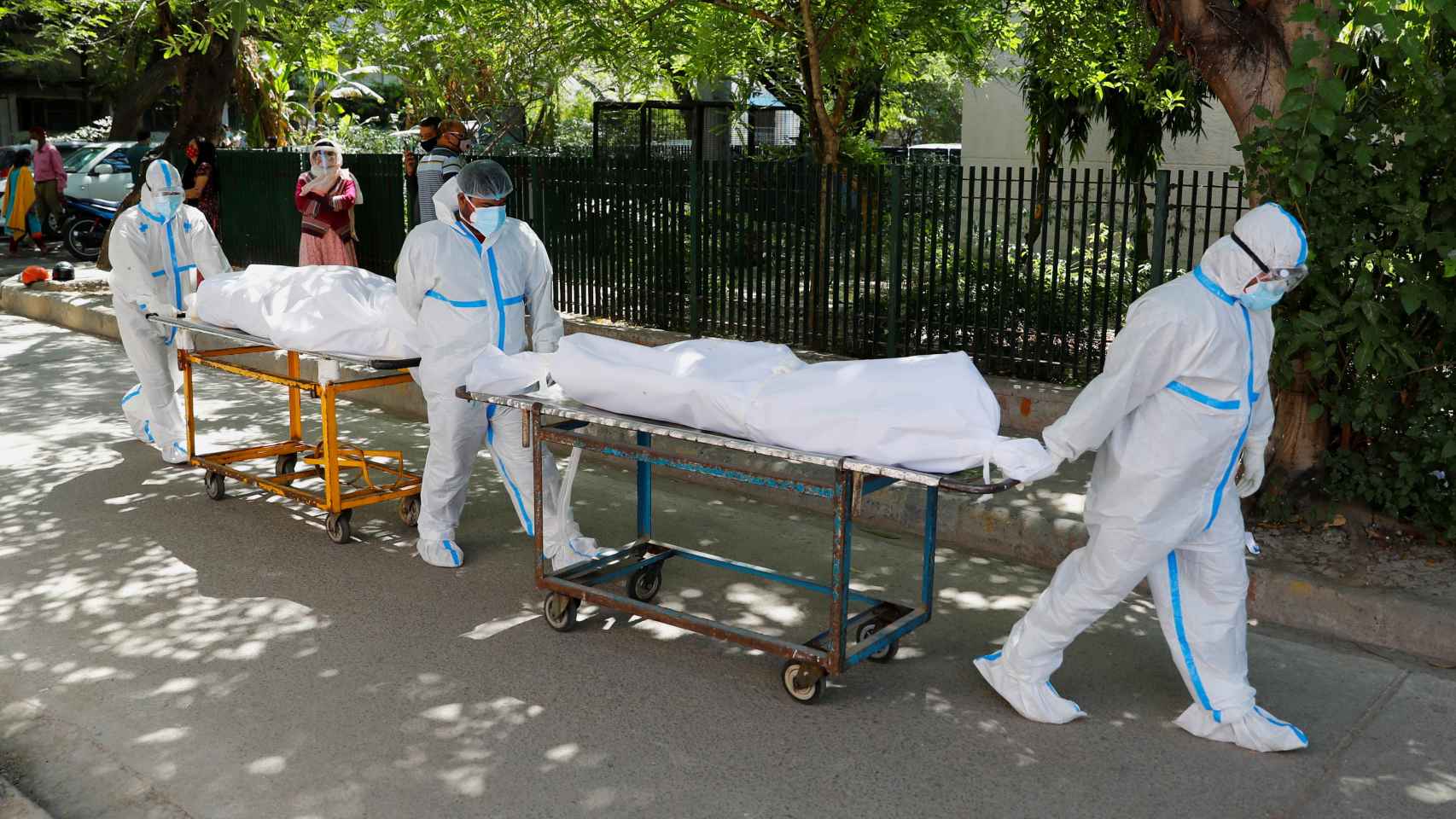 Trasladan cadáveres de personas fallecidas por Covid-19 en el hospital Guru Teg Bahadur, Nueva Delhi.