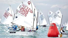 El coruñés Bruno Iglesias, primer líder del Trofeo Vithas de Optimist