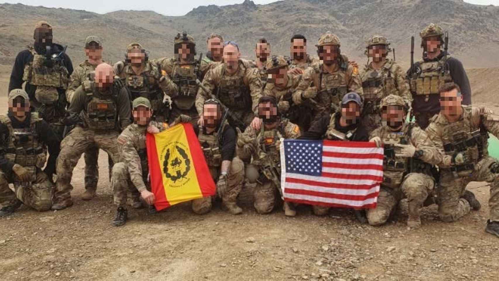 Miembros del Grupo de Operaciones Especiales españoles junto a compañeros estadounidenses.