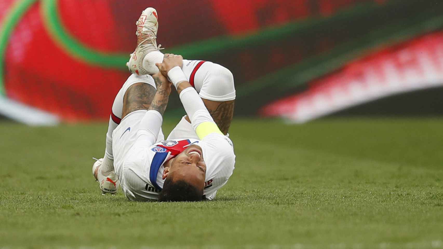 Neymar Jr. se queja de una entrada recibida durante un partido con el PSG
