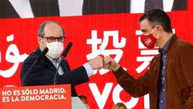Ángel Gabilondo junto a Pedro Sánchez, en un mitin de campaña.