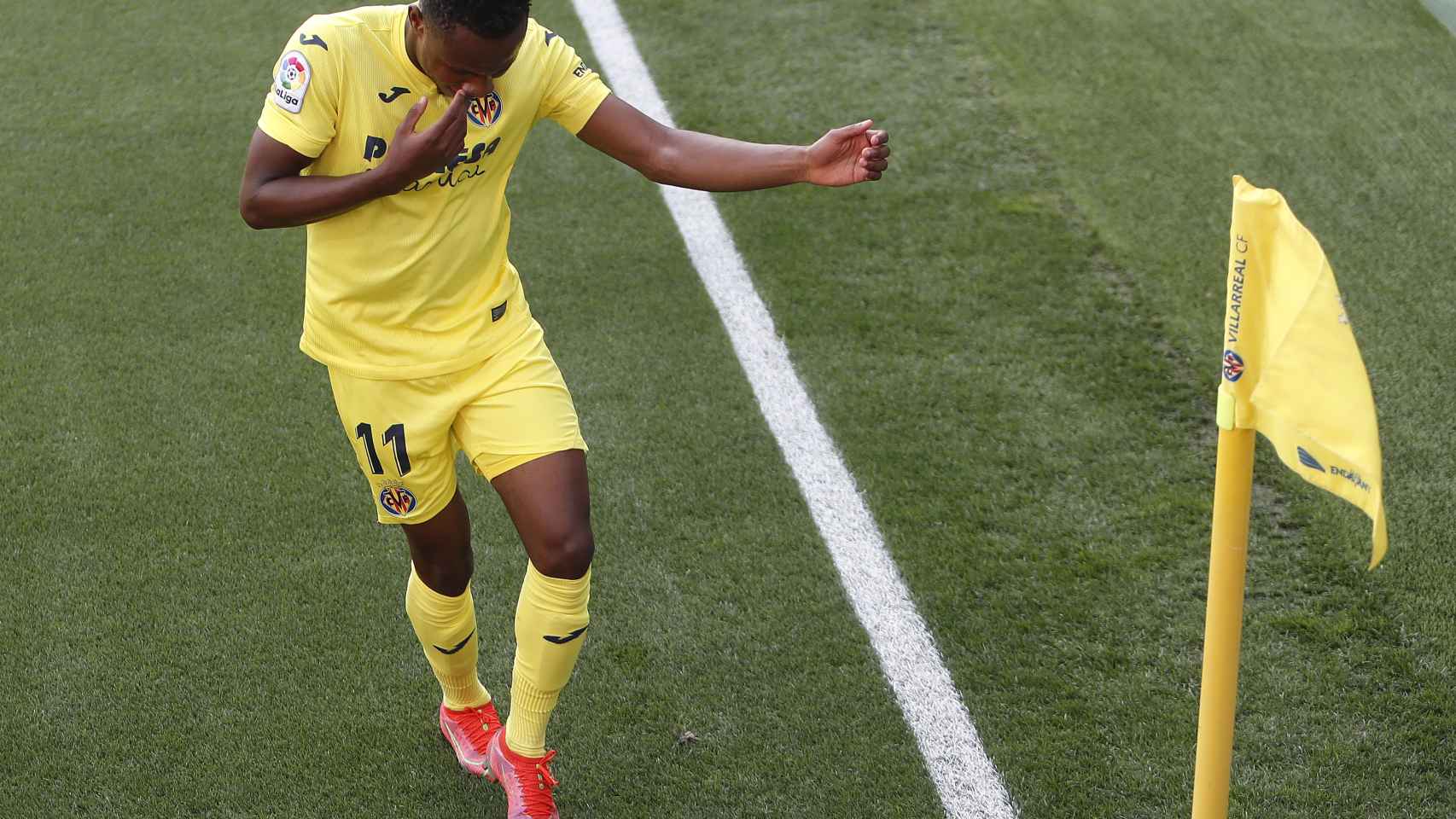 Chukwueze celebra su gol con el Villarreal