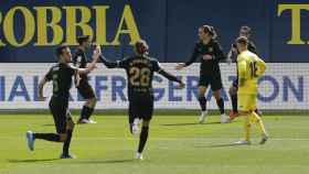 Los jugadores del Barça corren hacia Griezmann para celebrar su gol