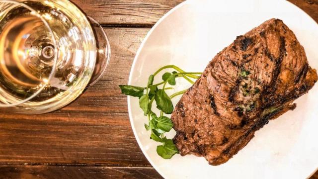 Los vinos blancos también pueden acompañar carnes rojas.