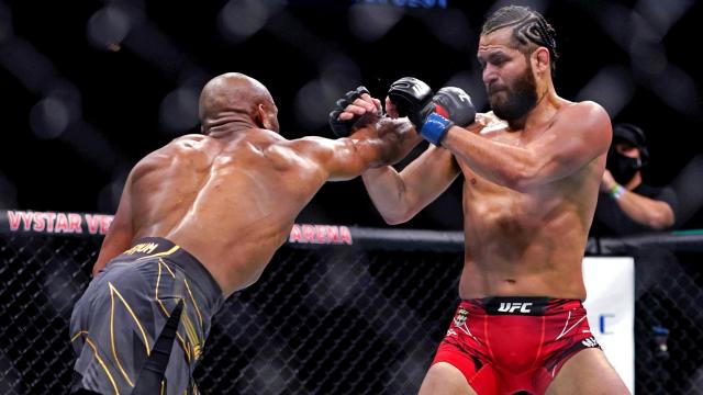 Kamaru Usman y Jorge Masvidal, durante su pelea en la UFC