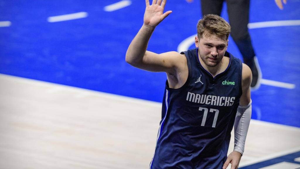 Luka Doncic celebra una canasta con los Dallas Mavericks