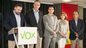 El líder de Vox, Santiago Abascal, junto al diputado Javier Ortega Smith y los parlamentarios murcianos  Juan José Liarte, Mabel Campuzano y Francisco Carrera.