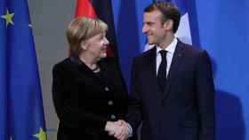 La canciller alemana, Angela Merkel, y el presidente francés, Emmanuel Macron, se dan la mano.