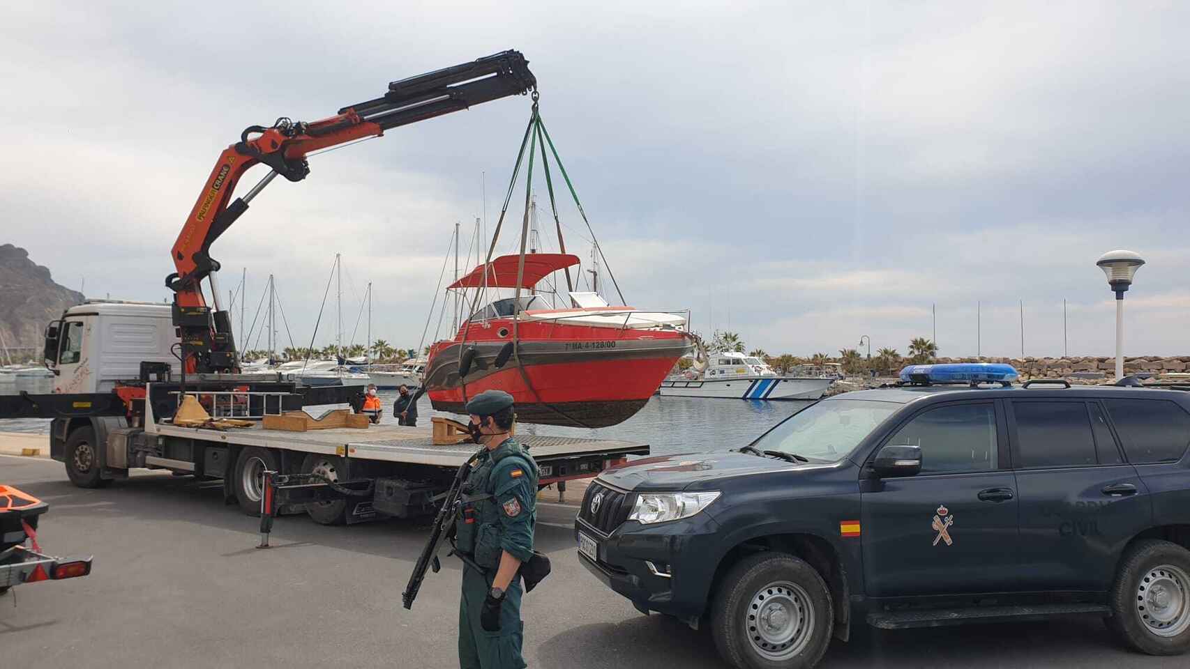 Uno de los yates intervenidos el pasado lunes durante el operativo de la Guardia Civil en Roquetas de Mar (Almería).