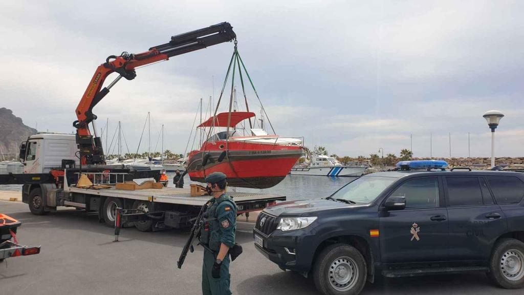 Uno de los yates intervenidos el pasado lunes durante el operativo de la Guardia Civil en Roquetas de Mar (Almería).