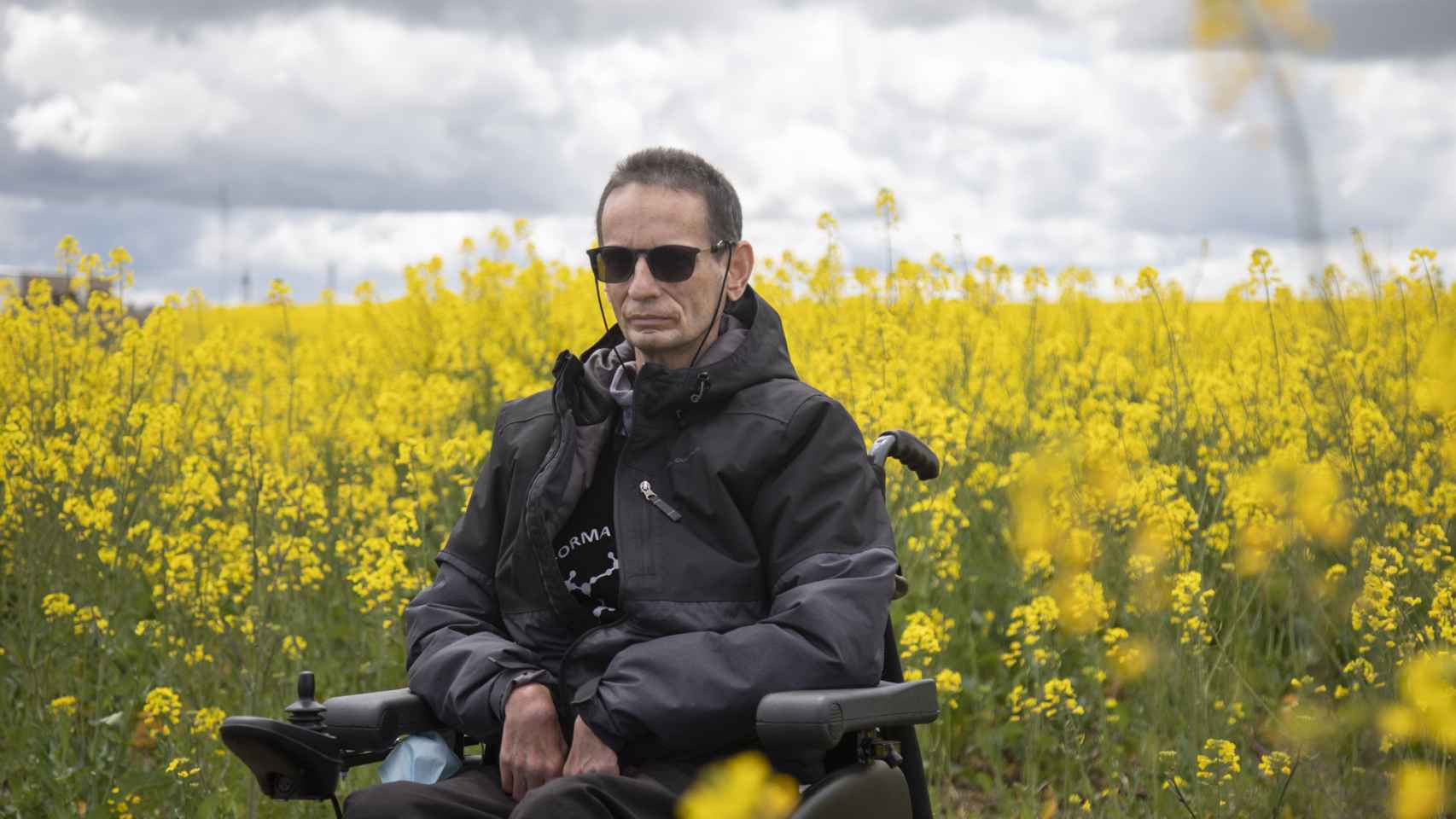 Miguel Ángel, en silla de ruedas en un campo de colza