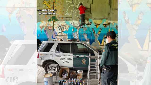 Guardia Civil intercepta a jóvenes haciendo un grafiti en O Porriño