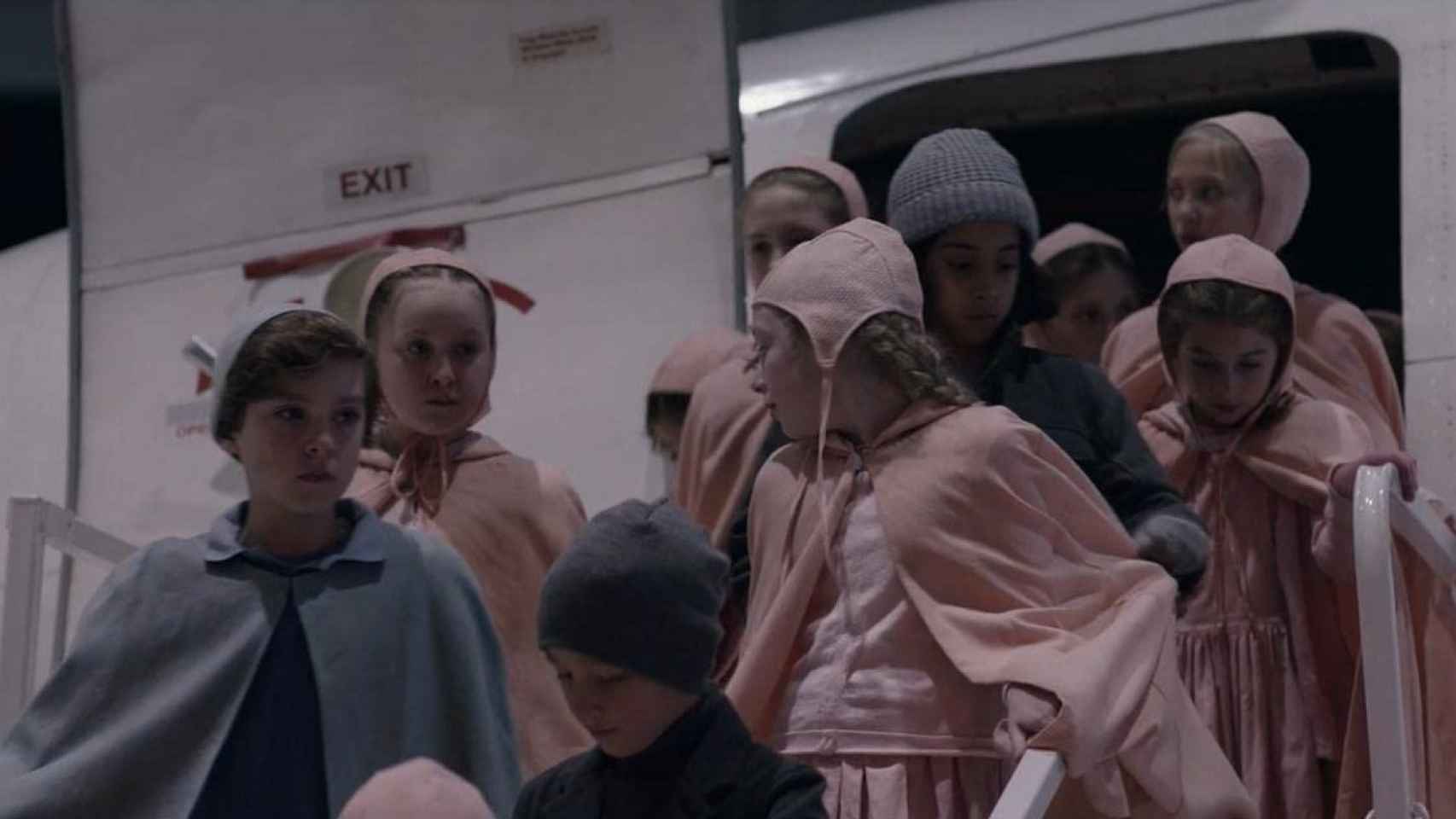 Los niños de Gilead en el episodio 3x13 de 'El cuento de la criada'.