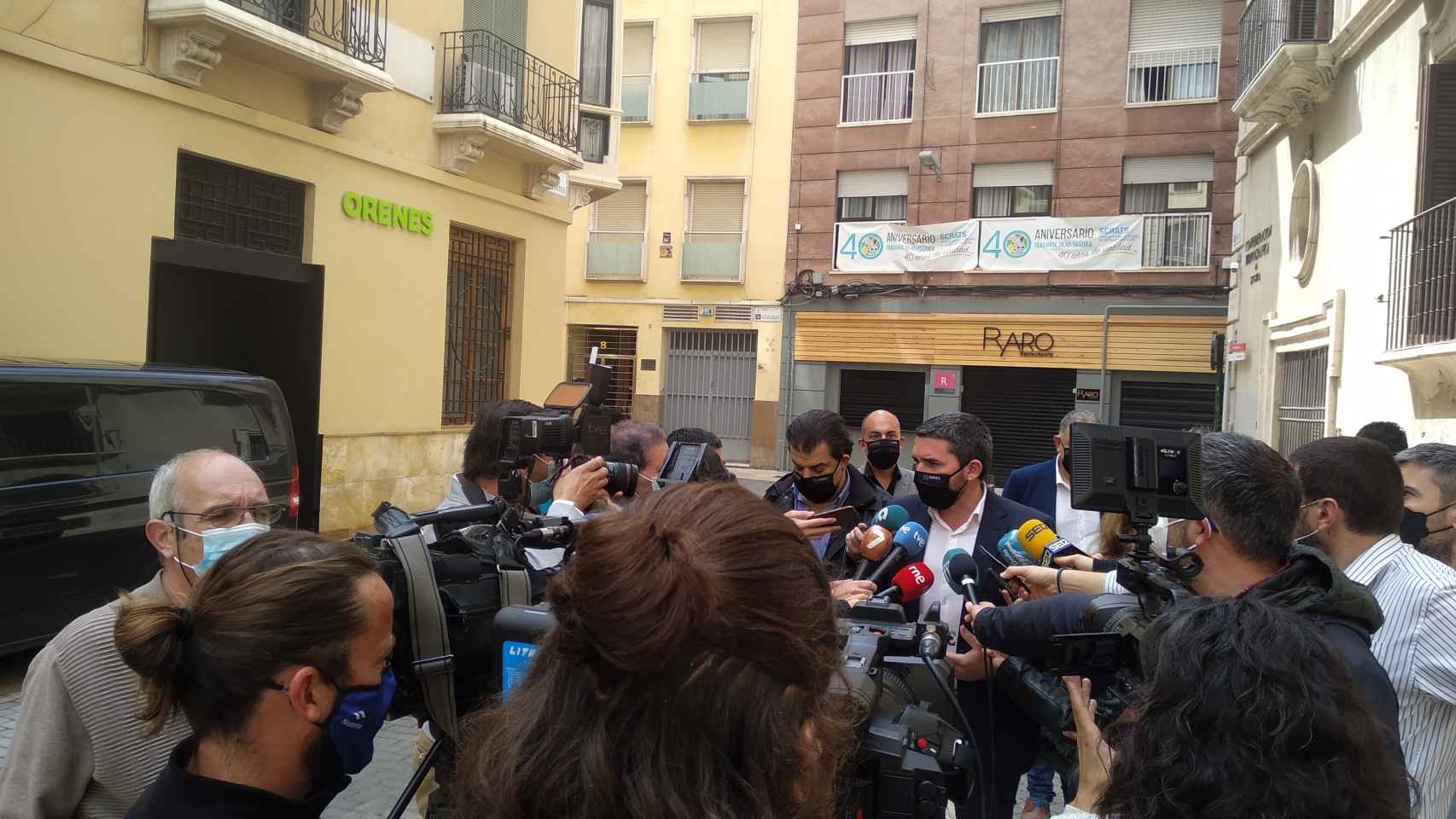 El consejero de Agricultura de Murcia, Antonio Luengo, atendiendo a los medios de comunicación.