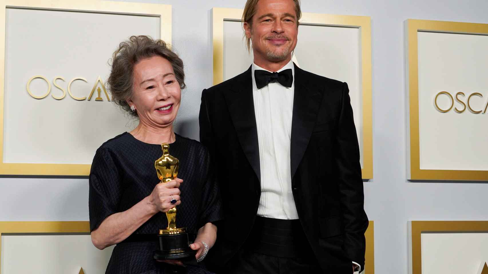 Brad Pitt posa con Yuh-Jung Youn, ganadora del Oscar a la mejor actriz de reparto por 'Minari'.