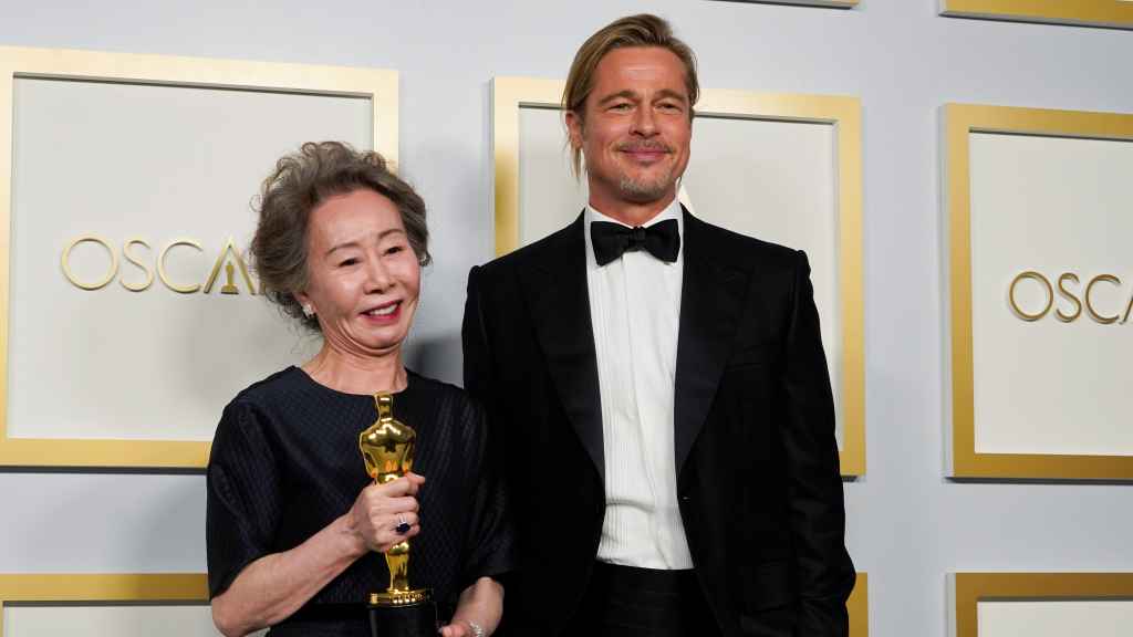 Brad Pitt posa con Yuh-Jung Youn, ganadora del Oscar a la mejor actriz de reparto por 'Minari'.