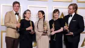 El equipo de 'Nomadland' con los Óscar a mejor película, directora y actriz