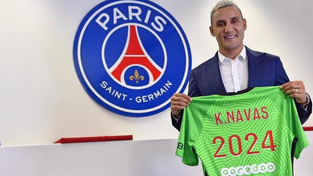 Keylor Navas posa con la camiseta del PSG por su renovación