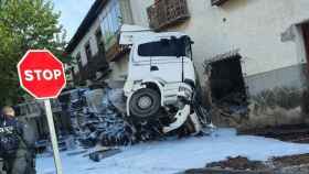 Un camión se estrella contra una panadería en Orgaz (Toledo). Fotos: José María García-Cid