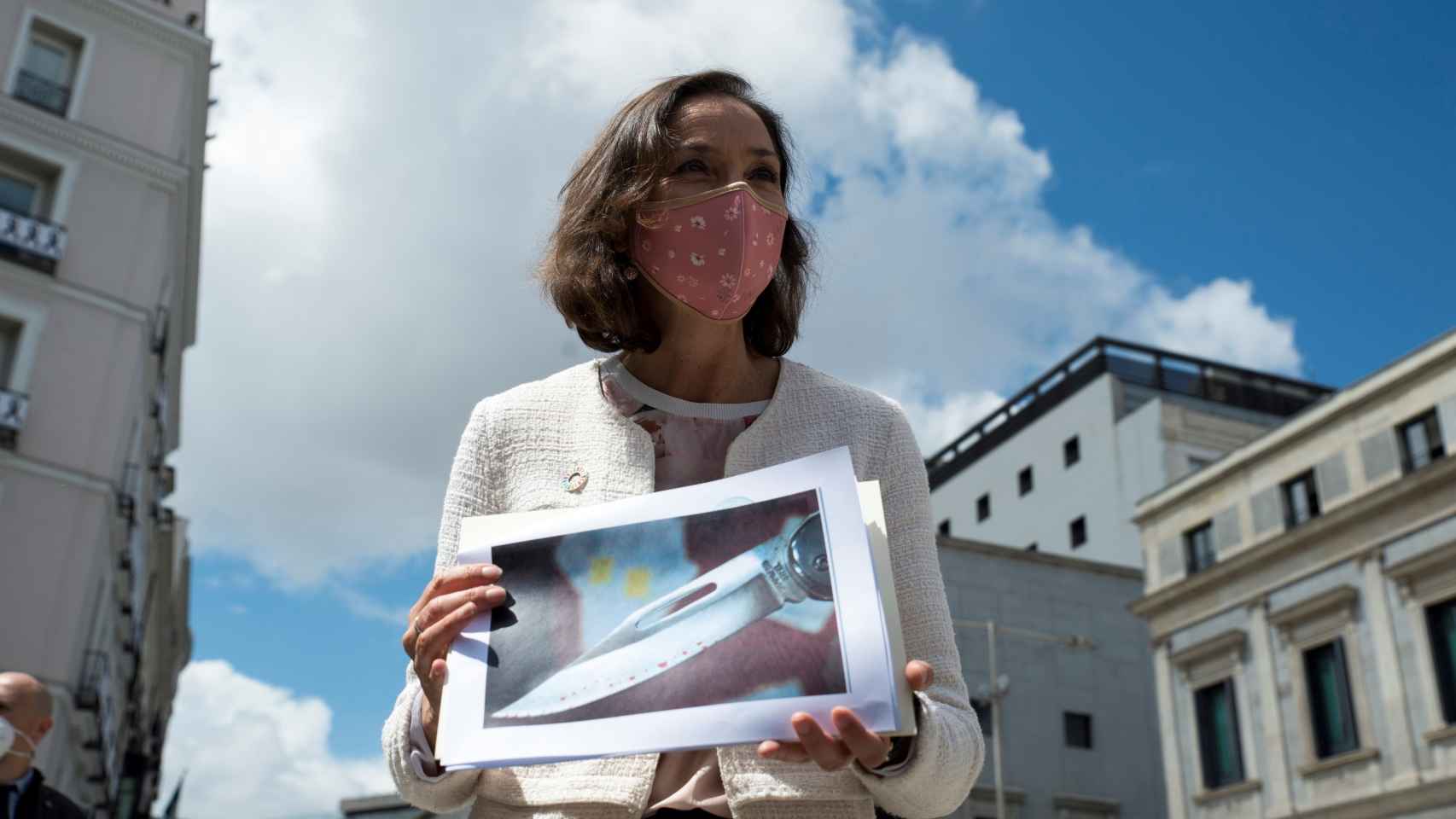 La ministra de Industria y Comercio, Reyes Maroto, exhibe una fotografía de la navaja.