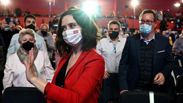 Isabel Díaz Ayuso saluda a los asistentes a un acto electoral en Torrejón de Ardoz, este lunes.