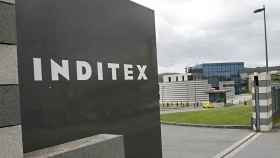 Rótulo a la entrada de uno de los centros del grupo Inditex.