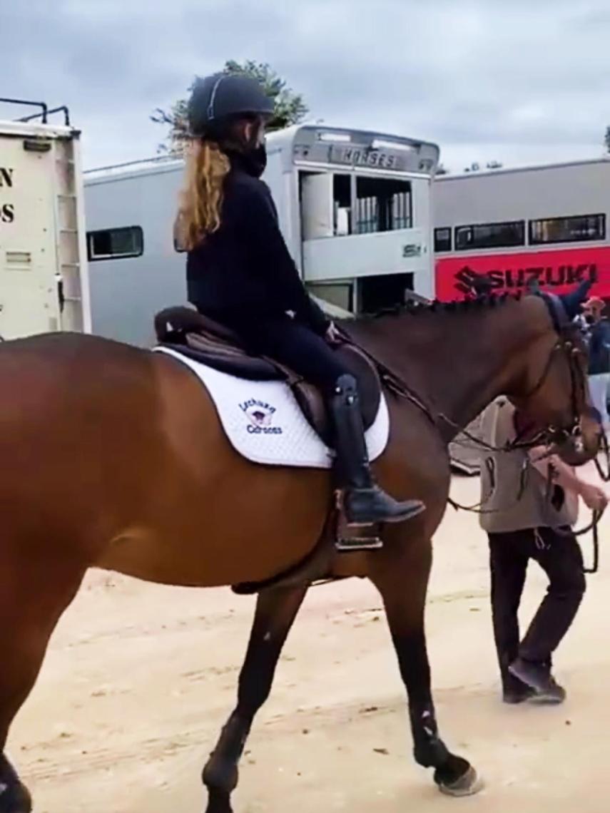 La hija de Paloma Cuevas y Enrique Ponce ha comenzado a mostrar interés por los deportes ecuestres.