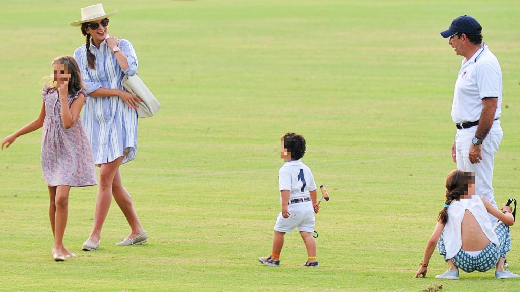 Margarita Vargas junto a sus hijos y su padre, el poderoso empresario Víctor Vargas, en Sotogrande.