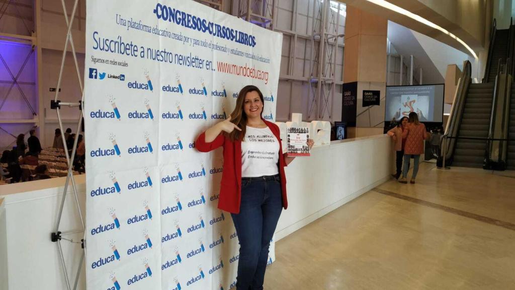 María destaca por implementar lecciones de solidaridad y empatía en sus clases. Aquí, con una camiseta que dice: Mis alumnos, los mejores.