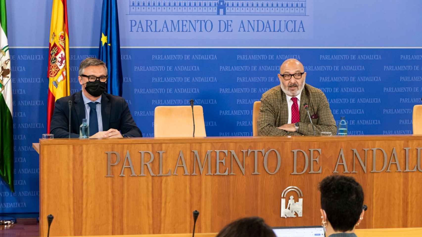 Alejandro Hernández y Manuel Gavira (Vox) en rueda de prensa.
