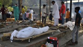 Dos cadáveres a punto de ser quemados en Nueva Delhi.