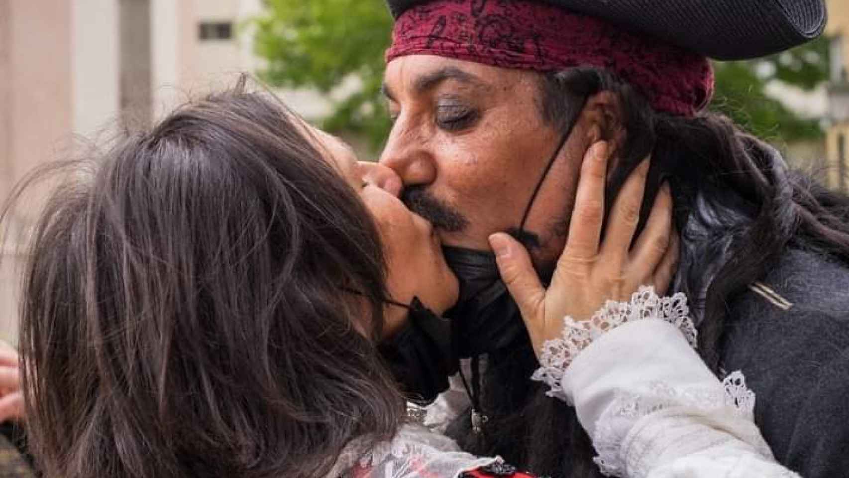 Berto y María dándose un beso tras su 'no' boda