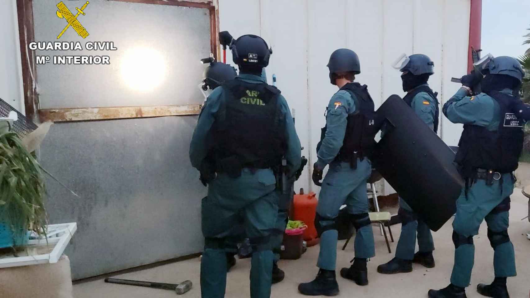 Los guardias civiles segundos antes de entrar en otro de los inmuebles que fueron registrados.
