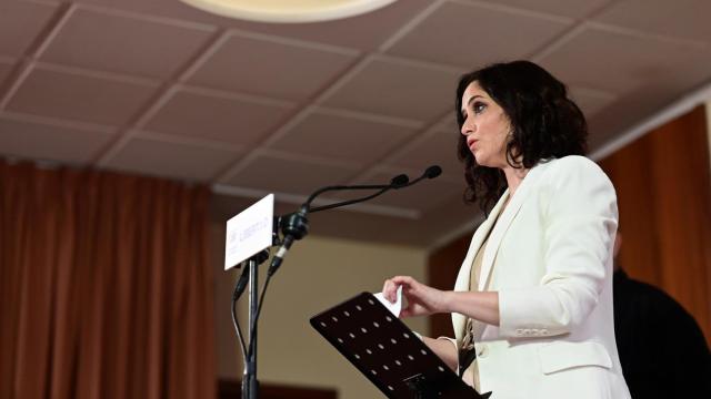 Isabel Díaz Ayuso, durante su visita a un colegio de Alcobendas, en el ámbito de la campaña electoral.